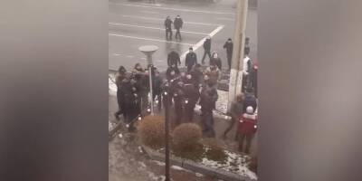 Протестующие в Алматы прямо под камеру отобрали автомат у силовика