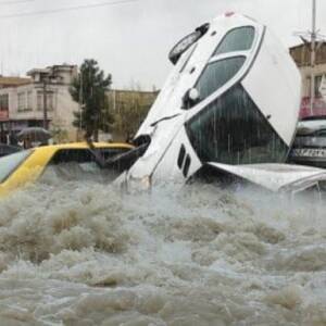 В результате масштабного наводнения в Иране погибли минимум восемь человек. Видео