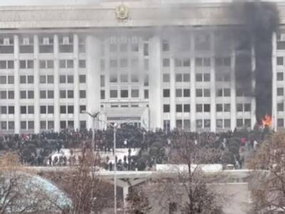 В Алматы протестующие ворвались в мэрию