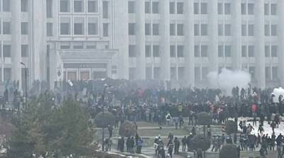 Штурм администрации в Алматы: митингующие ворвались в здание