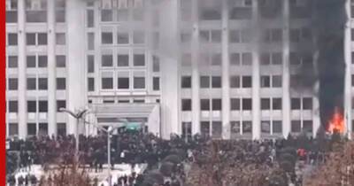 В Алма-Ате протестующие ворвались в здание мэрии