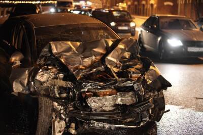 В Мурманске ночью столкнулись Volvo и BMW