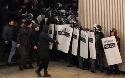 В Казахстане митингующие стреляли в военных – СМИ