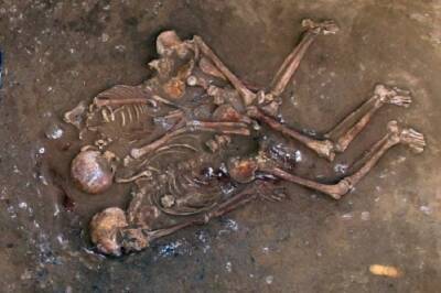 Древнюю могилу с обнявшимися мужем и женой раскопали около Ростова