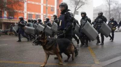 Протесты в Казахстане: военная техника и штурмы акиматов – фоторепортаж