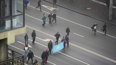 LIVE: Массовые протесты в Казахстане переросли в беспорядки и столкновения с полицией