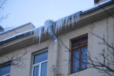 Ледяные глыбы угрожают автомобилистам Петербурга