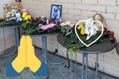 Жители Костромы несут игрушки и цветы к зданию ДК, откуда похитили девочку