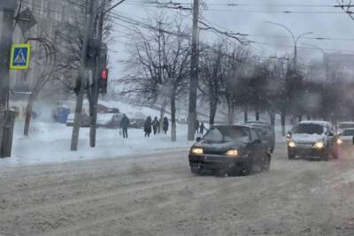 Непогода и неработающий светофор в Туле застали водителей врасплох
