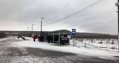На КПВВ «Станица Луганская» запустили электрокары. Но передвигаться трудно — очень скользко