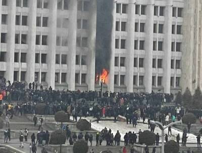 Протестующие в Алма-Ате ворвались в мэрию, здание горит