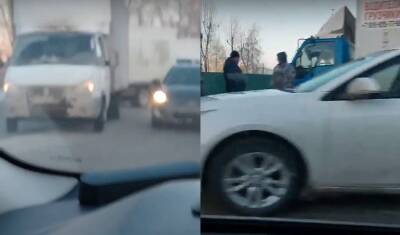 В Тюмени на Старотобольском тракте пробка в 3 км из-за ДТП двух грузовиков