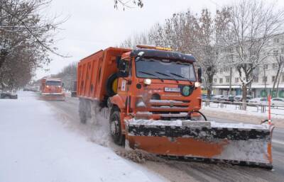 По ночам снег с улиц Твери убирают до 40 единиц техники