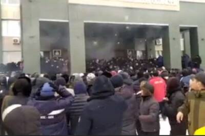 Спецкор «КП» рассказал, как отбивался от митингующих в Алма-Ате