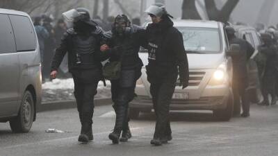 Пощады нет никому: В Алма-Ате раздевают военных и избивают стариков