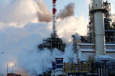 В Тюменской области загорелся один из крупнейших нефтеперерабатывающих заводов - Русская семерка