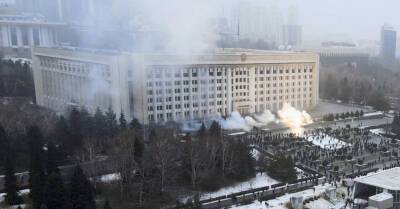 Протесты в Казахстане: сожжены сотни машин, разгромлены магазины, в стране отключен интернет