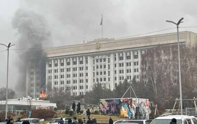 В Алматы горит здание мэрии