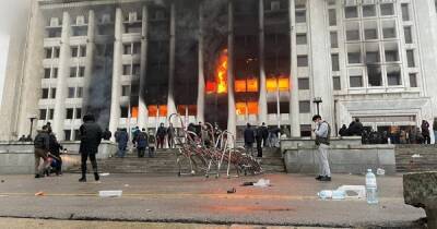 В Алматы протестующие прорвались в мэрию и устроили пожар (ФОТО, ВИДЕО)