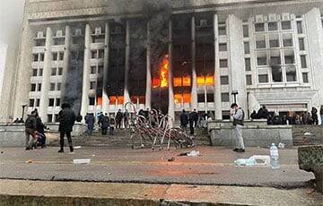 Здание областной администрации в Алматы охватил мощный пожар