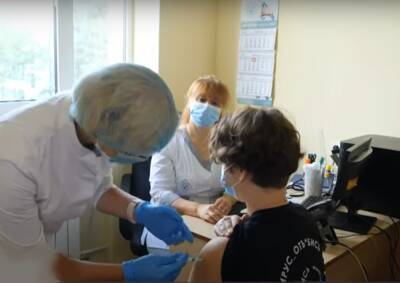 Бустерная вакцинация на Днепропетровщине: кому следует сделать прививку первым