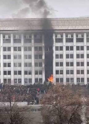 В финансовой столице Казахстана начались уличные бои: это гражданская война (видео)