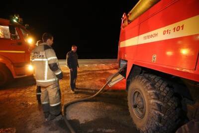 В Волгоградской области ночью сгорел деревянный гараж с легковушкой