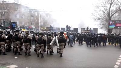 Участники протестов в Алма-Ате отобрали у правоохранителей огнестрельное оружие и дубинки