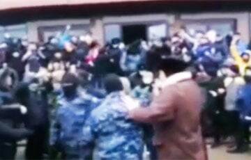 В Атырау полицейский участок перешел на сторону протестующих