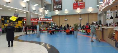 В Новосибирске торговые центры переполнены родителями с детьми
