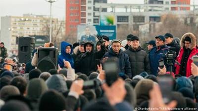 В Казахстане начались столкновения полиции и протестующих
