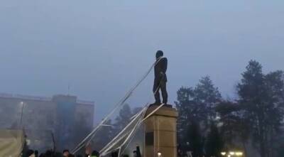 В Казахстане начали сносить памятник Назарбаеву