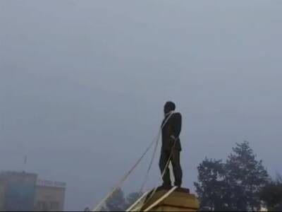В Казахстане протестующие сносят памятник первому президенту Назарбаеву. Видео