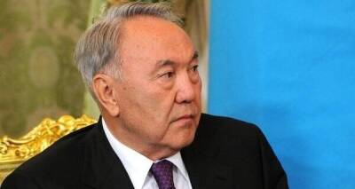 Протесты в Казахстане: демонстранты начали сносить памятник Назарбаеву