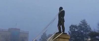 В столице Алма-Атинской области протестующие сносят памятник Назарбаеву