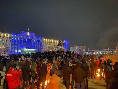 В казахском Талдыкоргане митингующие сносят памятник Назарбаеву