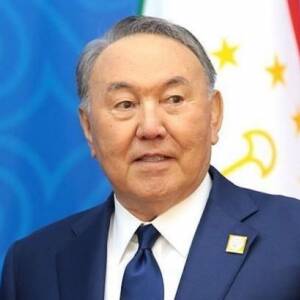 Протестующие в Казахстане сносят памятник Назарбаеву