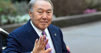 Протесты в Казахстане: митингующие снесли памятник Назарбаеву (ВИДЕО)