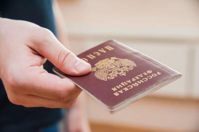 Волгоградец выложил в соцсети фото с горящим паспортом РФ в руке