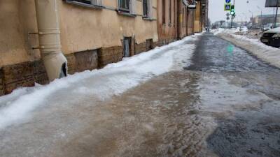 Житель Петербурга снял на видео падающий снег на неогороженный лентами тротуар
