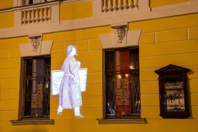 На площади Искусств появилась световая инсталляция с изображением Исаака Бродского