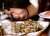 Гастроэнтеролог опровергла миф о вреде позднего ужина: как не переедать