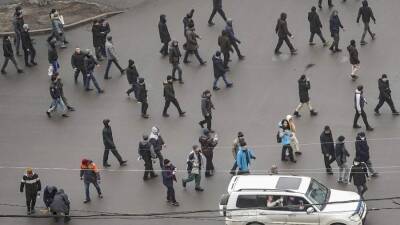 Протестующие пошли на штурм отделения полиции в Алма-Ате