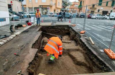 Археологи обнаружили в Риме три гробницы с терракотовой собакой (Фото) - lenta.ua - Украина - Рим