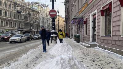 Петербуржцы пожаловались на новые проблемы из-за неубранного с улиц снега и гололеда