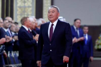 В Казахстане сносят памятник Назарбаеву: видео