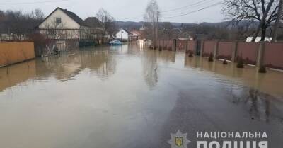 В Закарпатье подтопило дороги, и уровень воды будет повышаться: ГСЧС предупреждает об опасности "оранжевого" уровня