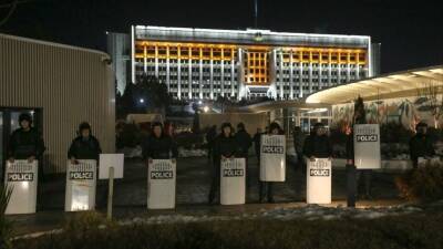 Тушите свет: В Алма-Ате на фоне беспорядков отключили интернет и связь