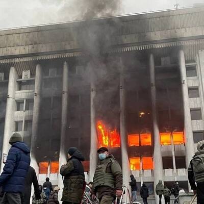 Резиденция президента Казахстана в Алма-Ате и мэрия города охвачены огнем