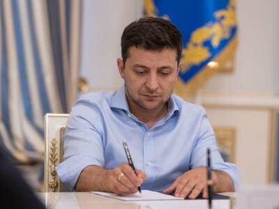 Зеленский подписал закон, который вводит в Украине понятие "профессиональное военное образование"